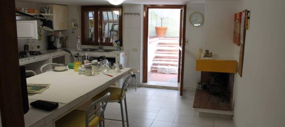 6 rooms House in Carrara, Italy No. 23250 3
