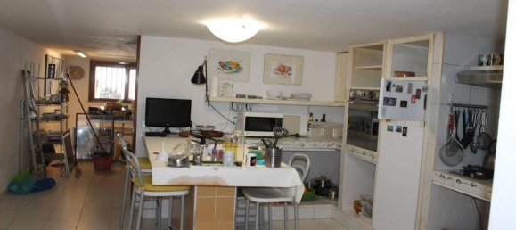 6 rooms House in Carrara, Italy No. 23250 8