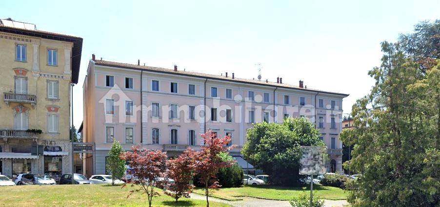 Oficina de 3 habitaciónes en Luino, Italy No. 92606