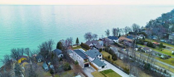 6 bedrooms House in Hamilton, Canada No. 673 2