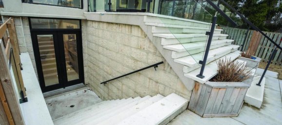 6 bedrooms House in Hamilton, Canada No. 673 6