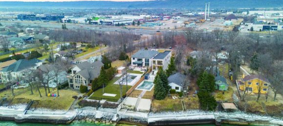 6 bedrooms House in Hamilton, Canada No. 673 4