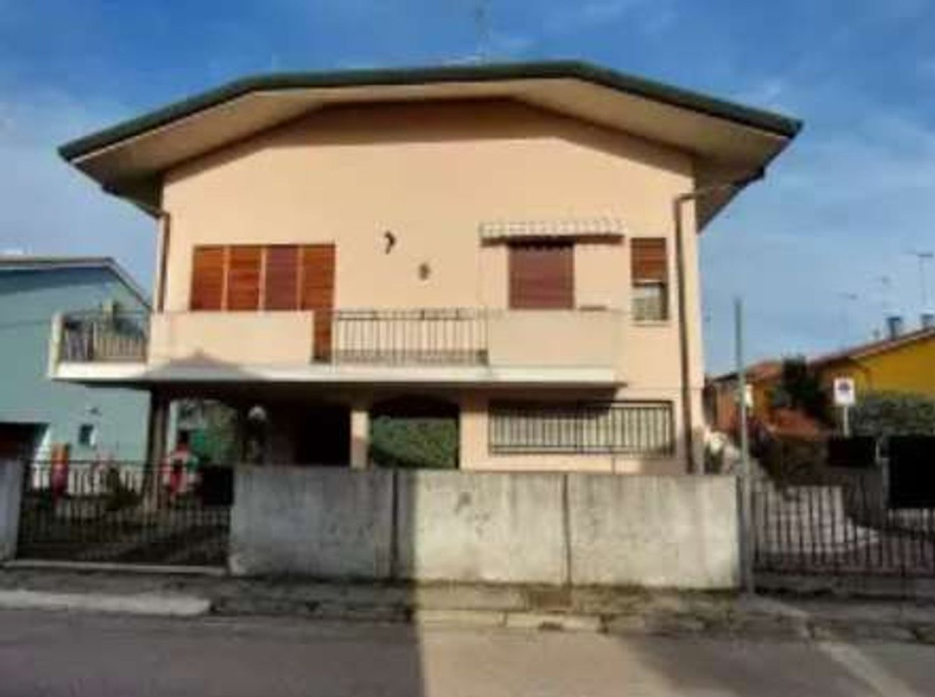 13 rooms Apartment in Rovigo, Italy No. 52437