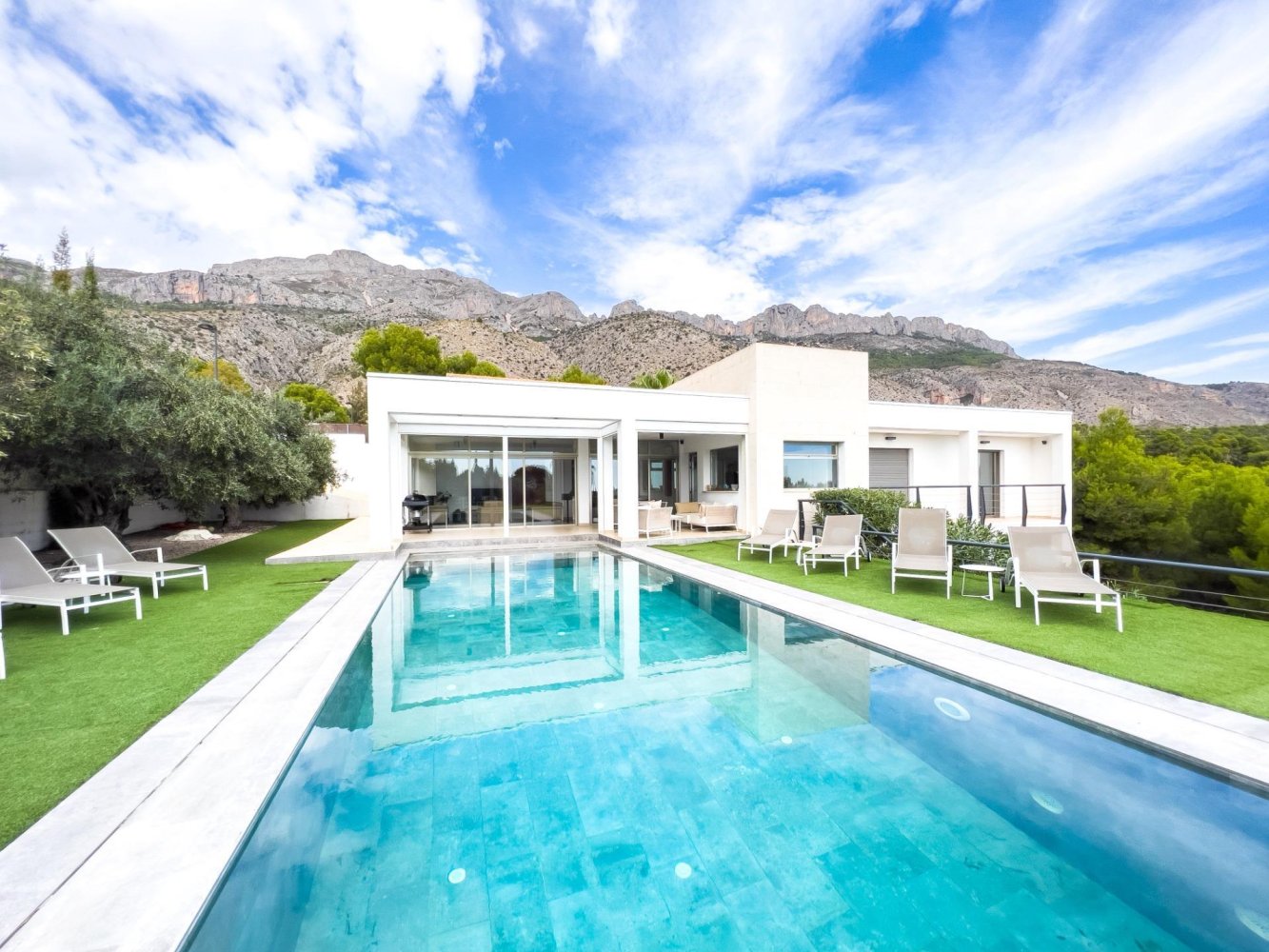 5 bedrooms Villa in Altea, Spain No. 80933