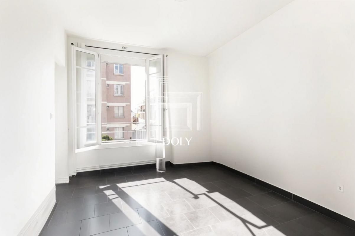 1 bedroom Apartment in Clichy, France No. 296570