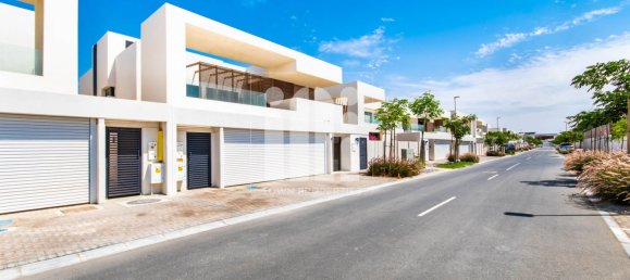 5 bedrooms Villa in Yas Island, UAE No. 6495 19