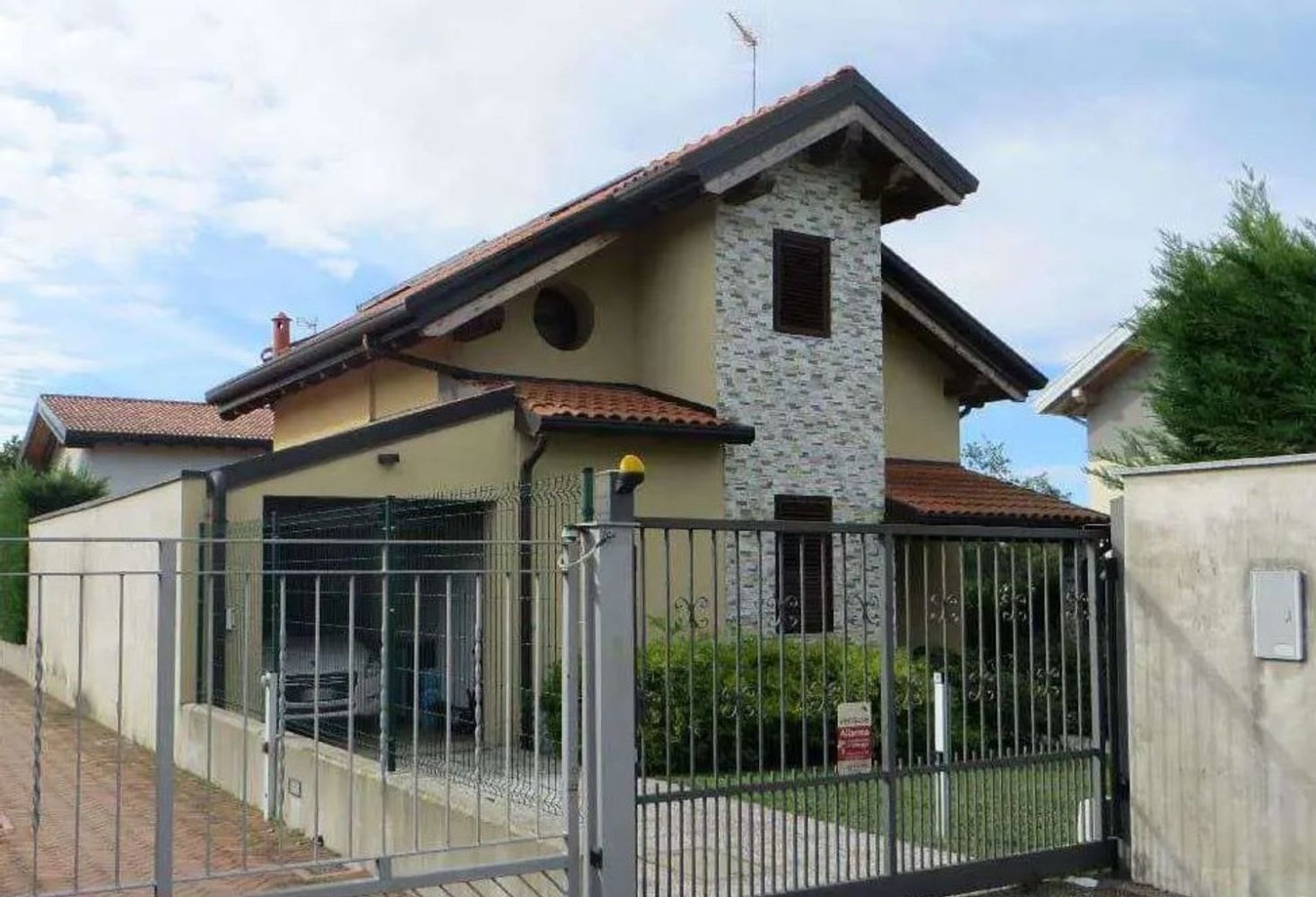 4 rooms Villa in Cogliate, Italy No. 4138