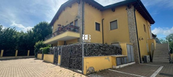 3 rooms Apartment in Rome, Italy No. 33164 2