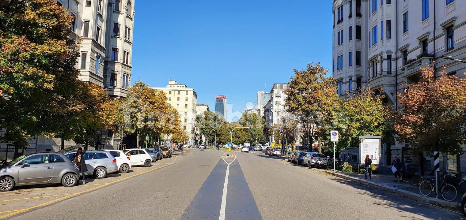 1 room Commercial property in Milan, Italy No. 383735