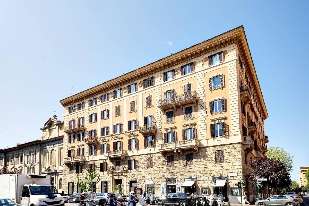 4 bedrooms Apartment in Rome, Italy No. 300260