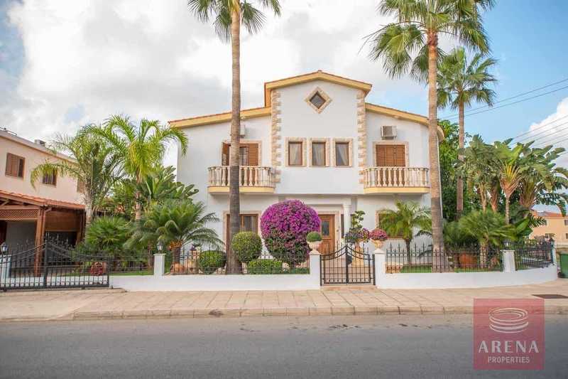 Villa de 4 dormitorios en Paralimni, Cyprus No. 7146