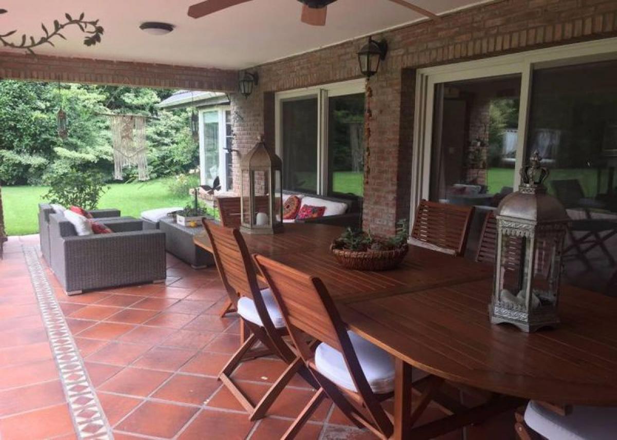 5 bedrooms House in Malvinas Argentinas, Argentina No. 17230