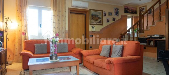 4 bedrooms Villa in Parete, Italy No. 225157 3