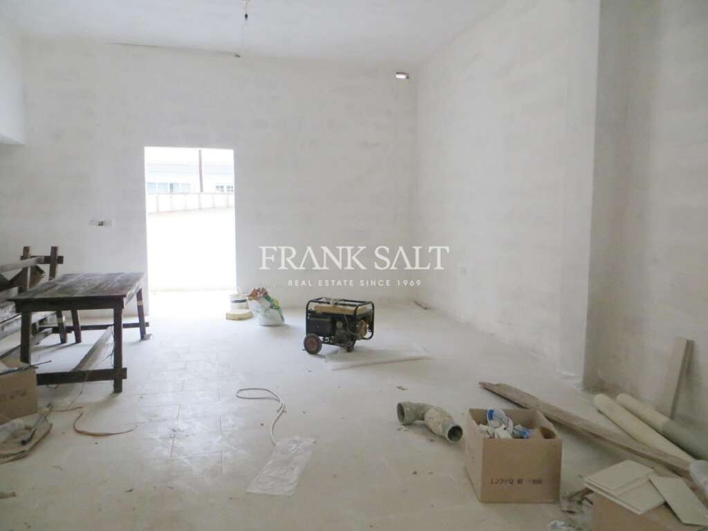 4m² Shop in Zebbug, Malta No. 11997