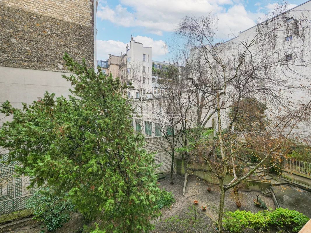 2 bedrooms Apartment in Paris, France No. 164224