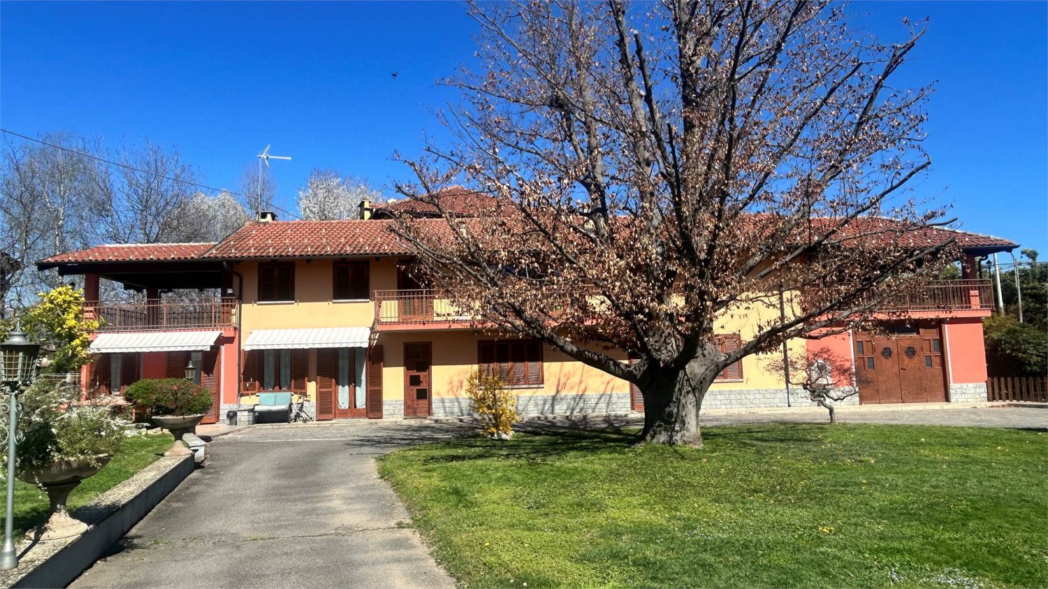 4 bedrooms Villa in Pinerolo, Italy No. 101163