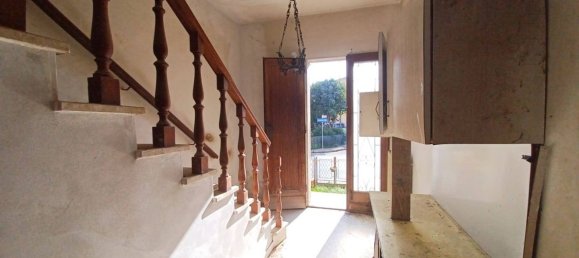 4 rooms House in Capraia e Limite, Italy No. 93047 29