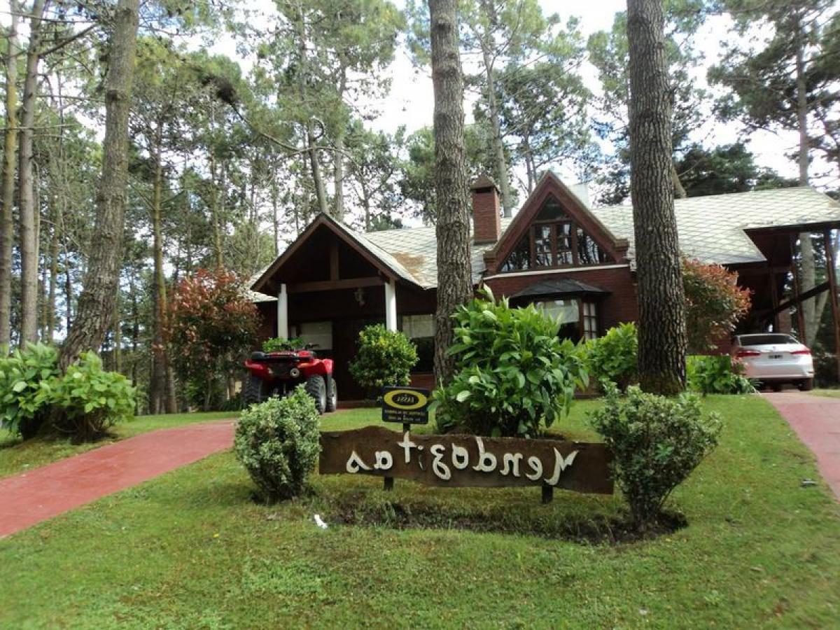 4 bedrooms House in Mar del Plata, Argentina No. 97869