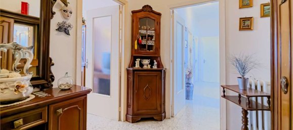 Квартира с 4 комнатами в Таранто, Италия № 139155 3