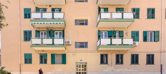 Квартира с 4 комнатами в Таранто, Италия № 139155 2