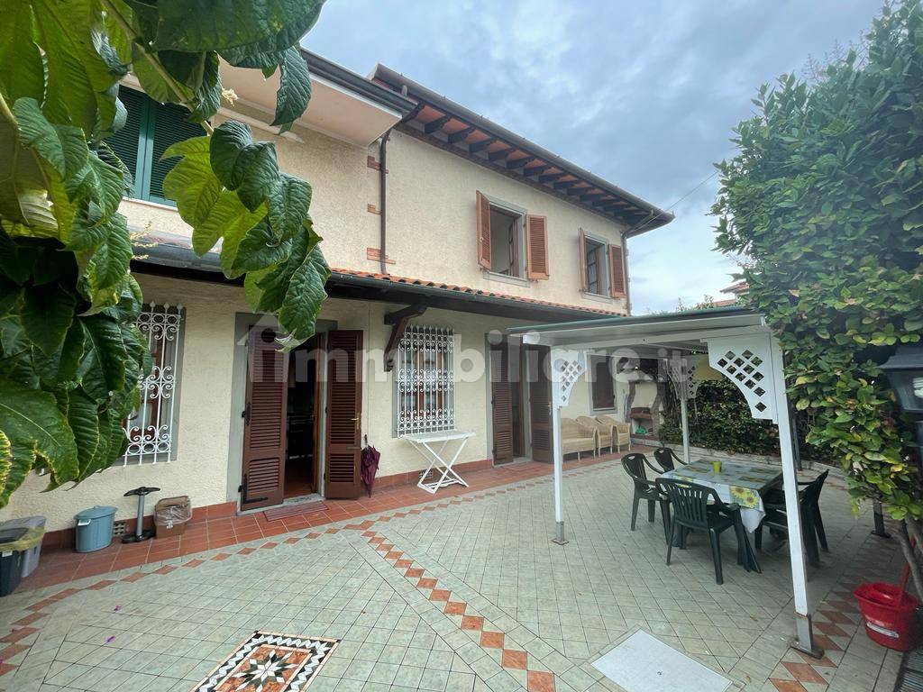 2 bedrooms Villa in Forte dei Marmi, Italy No. 36463