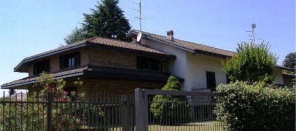 12 rooms Apartment in Gallarate, Italy No. 263485 2