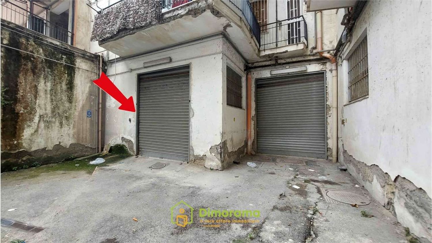 172m² Garage in Naples, Italy No. 9497