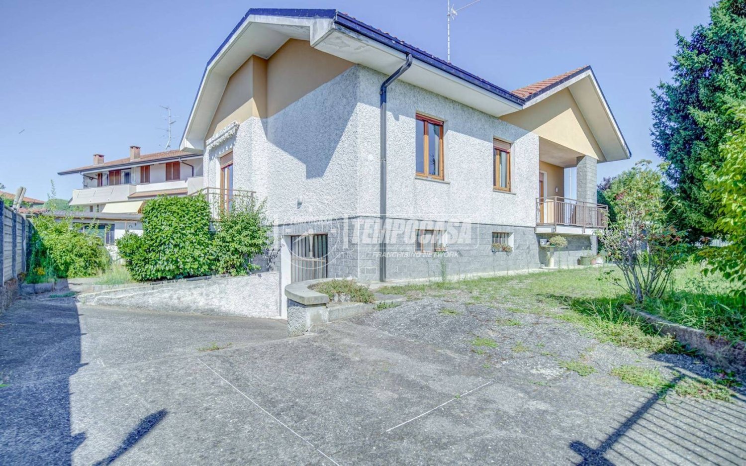 3 bedrooms Villa in Castano Primo, Italy No. 300983