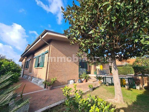4 bedrooms Villa in Rome, Italy No. 118743