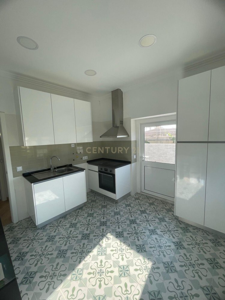 4 bedrooms Apartment in Lisbon, Portugal No. 216890