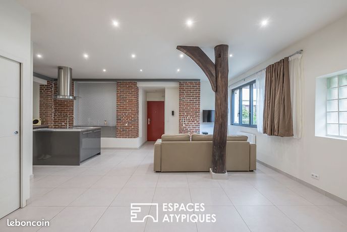 145m² Office in La Courneuve, France No. 354674