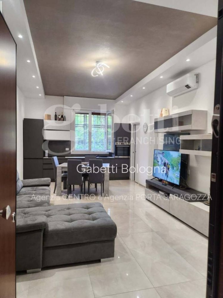 2 bedrooms Apartment in Bologna, Italy No. 393690