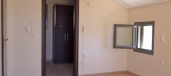 4 Schlafzimmer Property in Kalyvia Thorikou, Greece, Nr. 7105 11