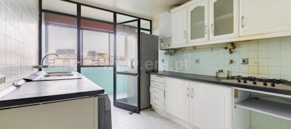 3 bedrooms Apartment in Lisbon, Portugal No. 12561 6