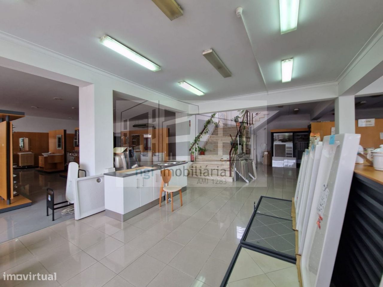 Almacén en Vila Franca de Xira, Portugal 2150 m² No. 335493