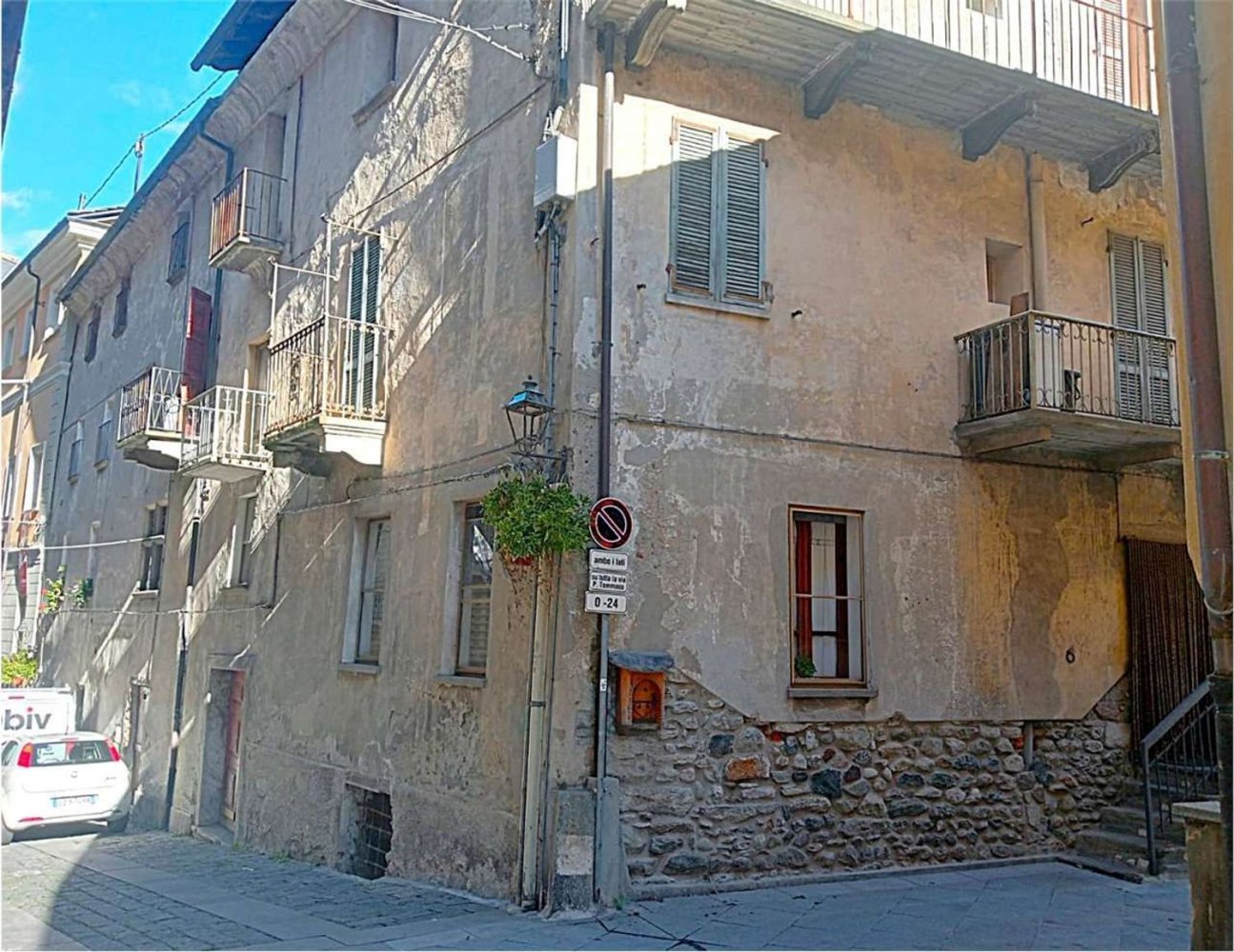 5 bedrooms Apartment in Donnas, Italy No. 393348