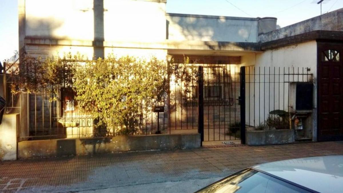 2 bedrooms House in Moron, Argentina No. 20380