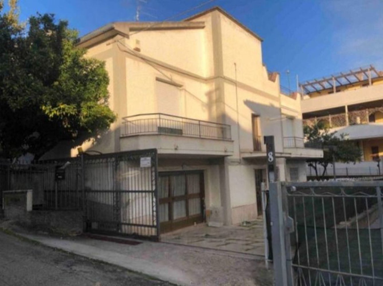 7 rooms Apartment in Pescara, Italy No. 93513
