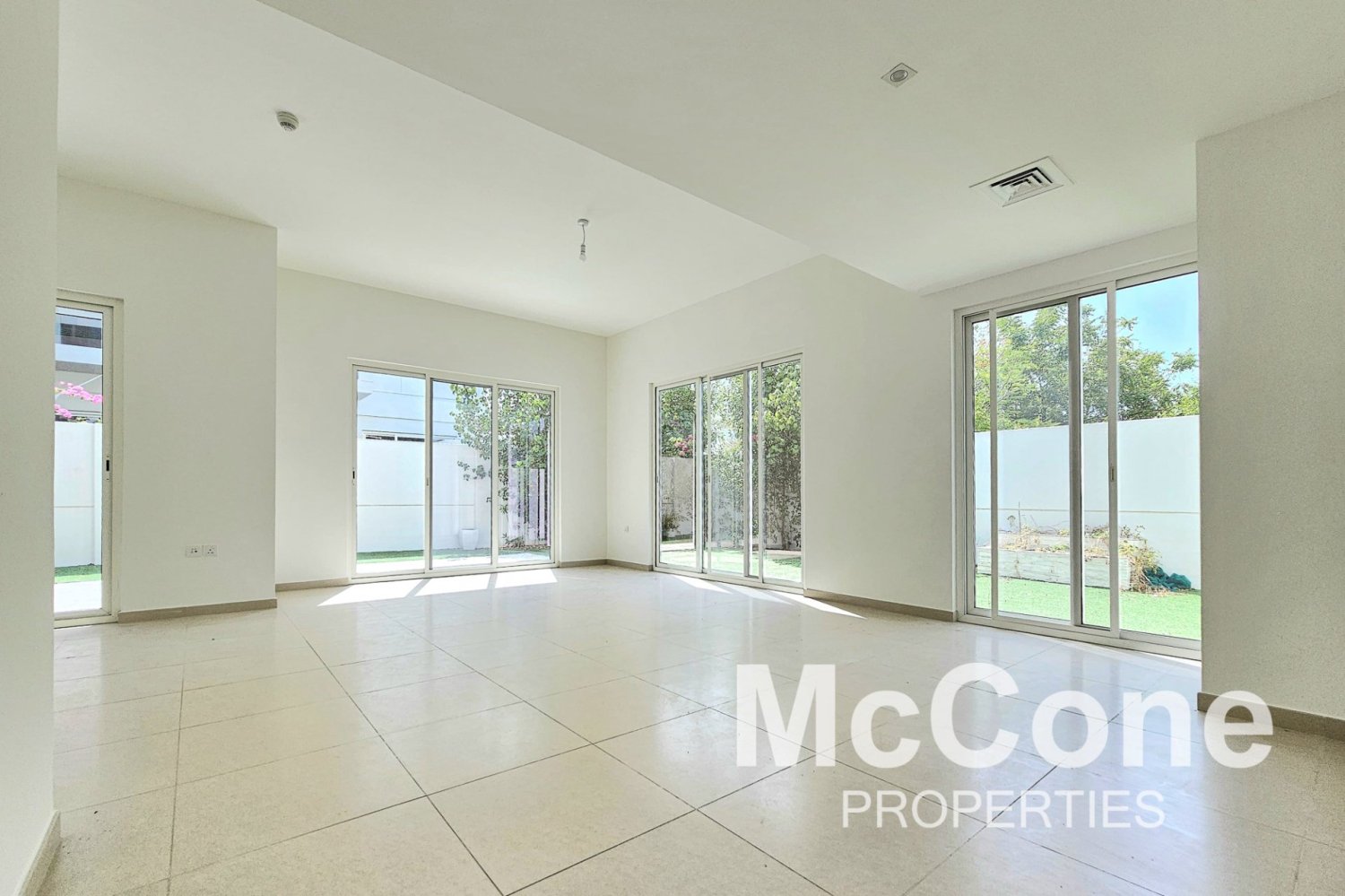 Вилла с 5 спальнями в Мудон, ОАЭ № 31319