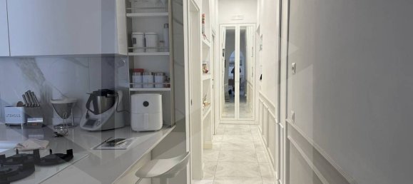 3-salle Appartement à Naples, Italy No. 24884 8