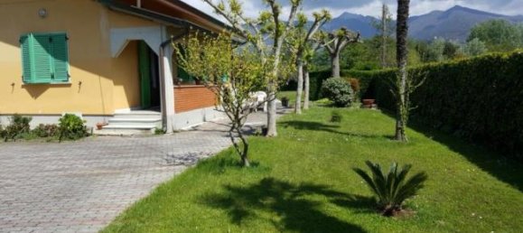 5 bedrooms House in Massa, Italy No. 253324 2