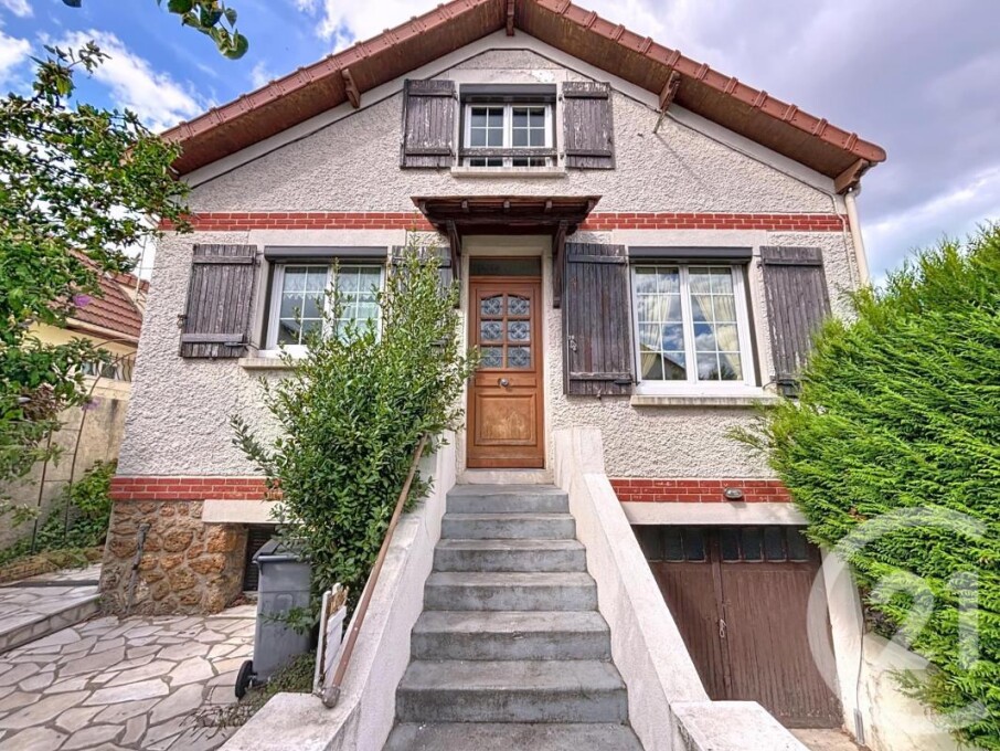 Casa de 3 dormitorios en Orly, France No. 336430