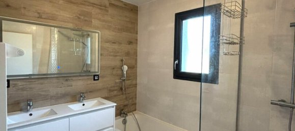 5 bedrooms House in Ain, France No. 362101 12