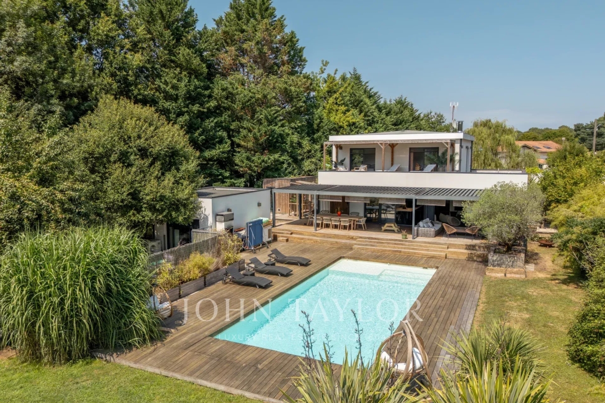 5 bedrooms House in Gradignan, France No. 294161