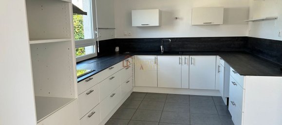 3 bedrooms House in Calvados, France No. 357579 4