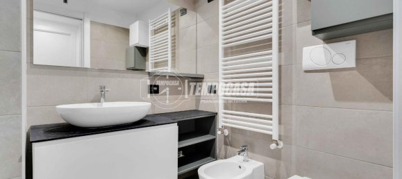 Квартира с 2 комнатами в Милан, Италия № 242734 9