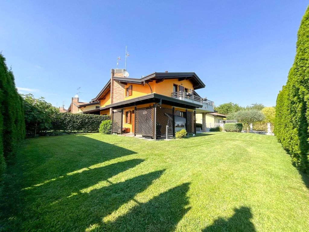 3 bedrooms Villa in Olgiate Olona, Italy No. 374197