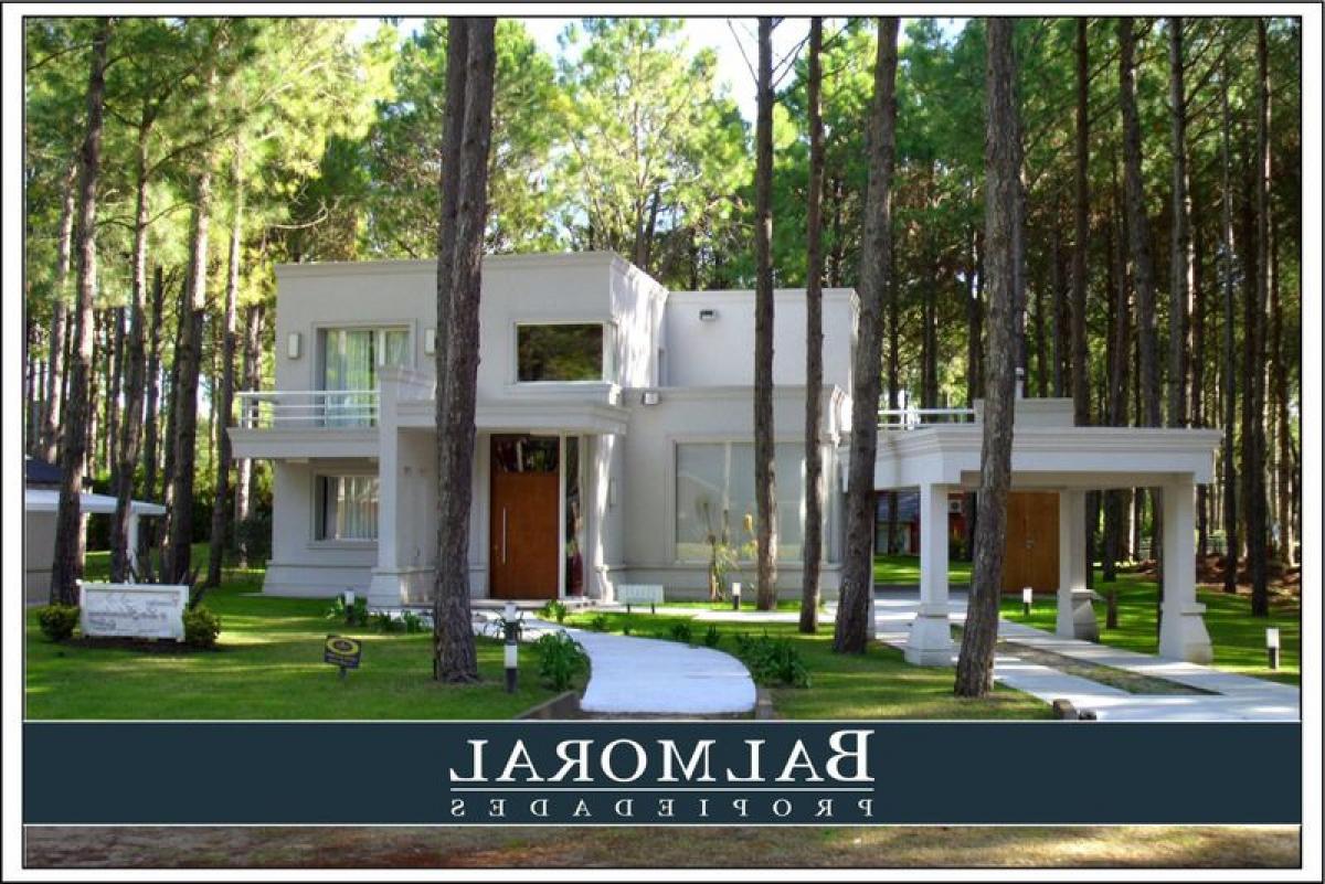 4 bedrooms House in Mar del Plata, Argentina No. 91228