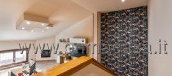 Дом с 5 комнатами в Карпи, Италия № 75376 2