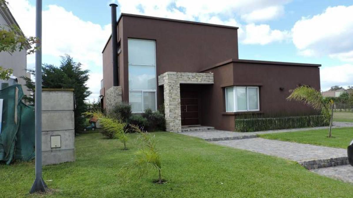 Дом с 4 спальнями в Берасатеги, Аргентина № 52600